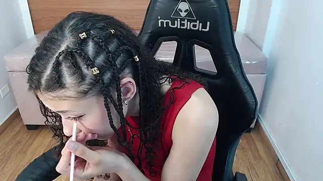 danatella a online show from 10.10.25