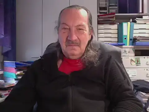 Snapshot of HMStraps01 chatting on 12.10.24 HMStraps01 online show from 12.10.24