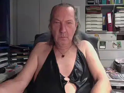 Snapshot of HMStraps01 chatting on 11.05.25 HMStraps01 online show from 11.05.25