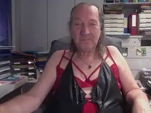 Snapshot of HMStraps01 chatting on 11.15.25 HMStraps01 online show from 11.15.25