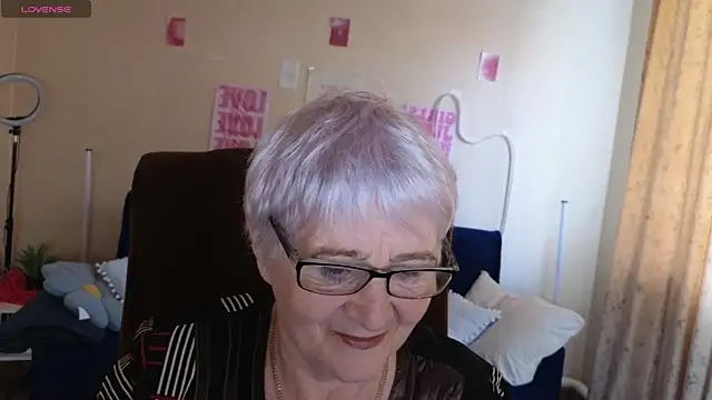 Sandra Snowflake online show from 05.14.26