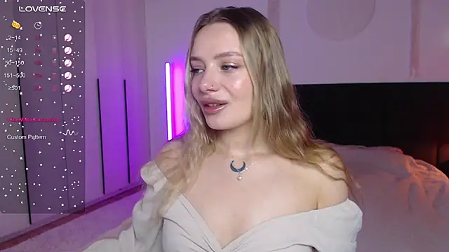 LunaticaBae online show from 02.23.25