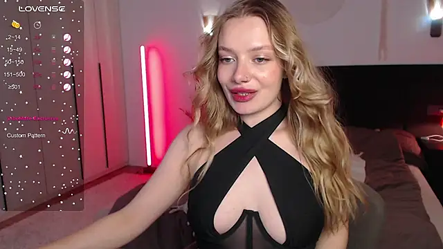 LunaticaBae online show from 03.04.25