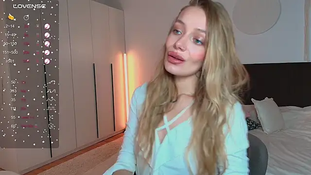 LunaticaBae online show from 09.15.25