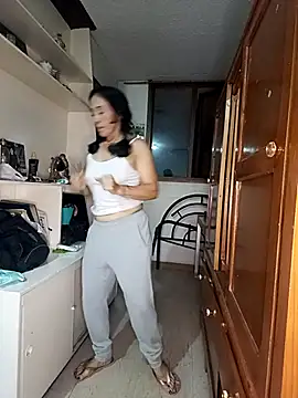 Snapshot of Coeur_de_luxure chatting on 03.18.25 Coeur de luxure online show from 03.18.25