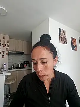 Snapshot of Coeur_de_luxure chatting on 09.25.25 Coeur de luxure online show from 09.25.25