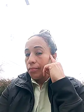 Snapshot of Coeur_de_luxure chatting on 10.17.25 Coeur de luxure online show from 10.17.25