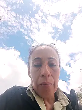 Snapshot of Coeur_de_luxure chatting on 10.21.25 Coeur de luxure online show from 10.21.25