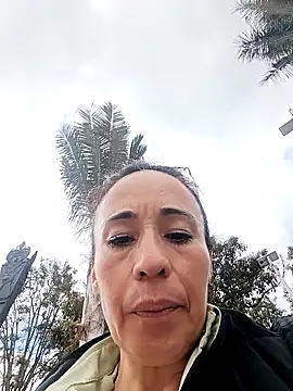 Snapshot of Coeur_de_luxure chatting on 10.25.25 Coeur de luxure online show from 10.25.25