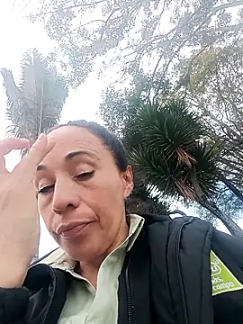 Snapshot of Coeur_de_luxure chatting on 10.29.25 Coeur de luxure online show from 10.29.25