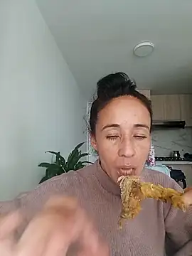 Snapshot of Coeur_de_luxure chatting on 11.04.25 Coeur de luxure online show from 11.04.25