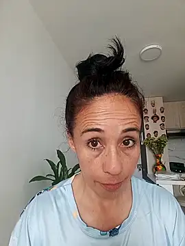 Snapshot of Coeur_de_luxure chatting on 11.17.25 Coeur de luxure online show from 11.17.25