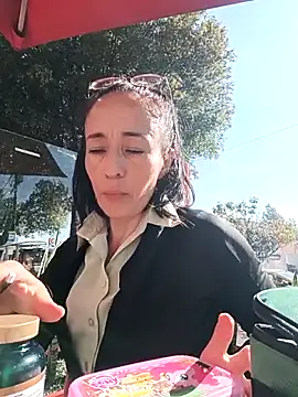 Snapshot of Coeur_de_luxure chatting on 12.17.25 Coeur de luxure online show from 12.17.25