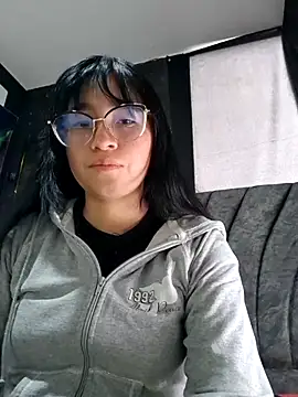 Snapshot of Arielle_lov chatting on 10.20.25 Arielle lov online show from 10.20.25