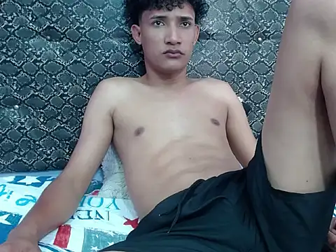 Snapshot of Boy_coll chatting on 10.02.25 Boy coll online show from 10.02.25