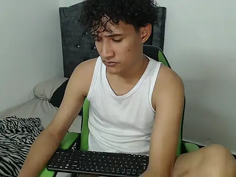 Snapshot of Boy_coll chatting on 03.08.26 Boy coll online show from 03.08.26