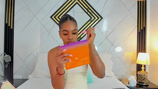 Snapshot of EmilyDiaaz chatting on 10.09.25 EmilyDiaaz online show from 10.09.25