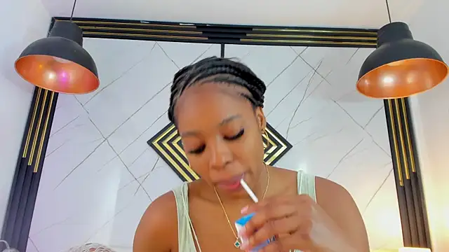 Snapshot of EmilyDiaaz chatting on 10.17.25 EmilyDiaaz online show from 10.17.25