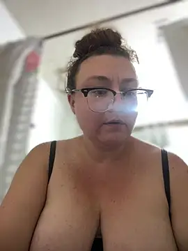 Snapshot of HTXBELLE chatting on 06.18.26 HTXBELLE online show from 06.18.26
