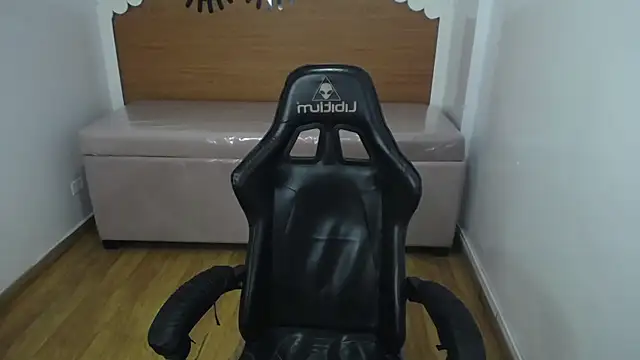 Snapshot of catalina25_t chatting on 10.04.25 catalina25 t online show from 10.04.25