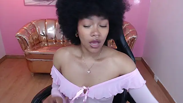 Snapshot of catalina25_t chatting on 11.26.25 catalina25 t online show from 11.26.25