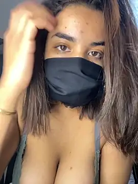 Snapshot of Louli_ta chatting on 11.30.25 Louli ta online show from 11.30.25