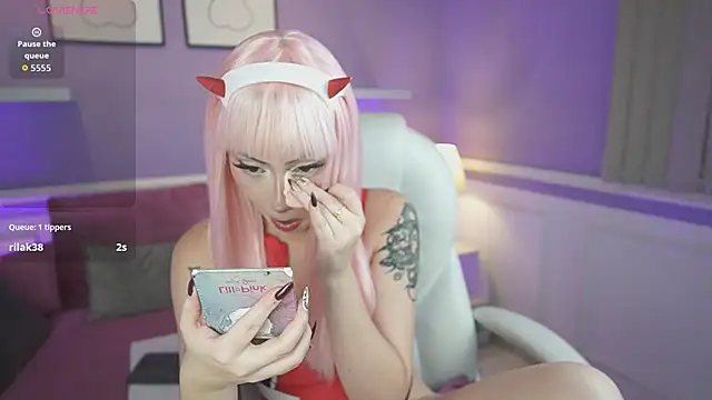 Snapshot of SaharaKramer chatting on 11.20.25 SaharaKramer online show from 11.20.25