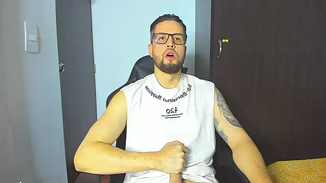 Snapshot of bastianwatson10 chatting on 11.06.25 bastianwatson10 online show from 11.06.25