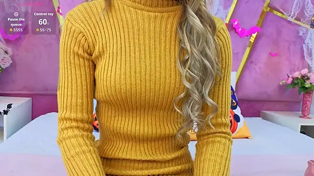 Snapshot of EmmyCortez chatting on 10.17.25 EmmyCortez online show from 10.17.25