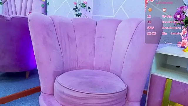 Snapshot of EmmyCortez chatting on 11.15.25 EmmyCortez online show from 11.15.25