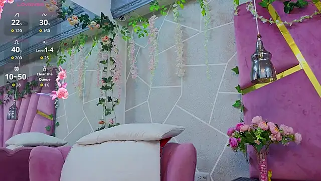 Snapshot of EmmyCortez chatting on 11.30.25 EmmyCortez online show from 11.30.25