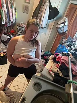 Snapshot of SirensKissss chatting on 03.08.25 SirensKissss online show from 03.08.25