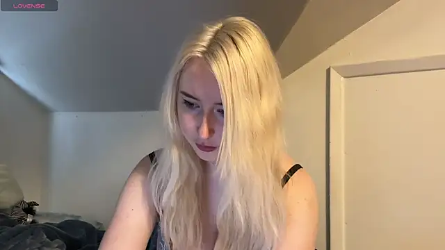 Snapshot of ashisscene chatting on 11.15.25 ashisscene online show from 11.15.25