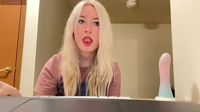 Snapshot of ashisscene chatting on 01.06.26 ashisscene online show from 01.06.26