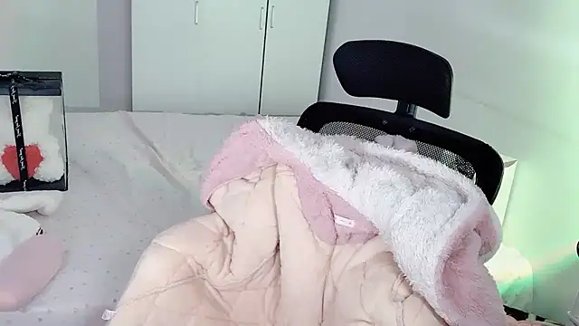 Snapshot of Annnnqi-77 chatting on 10.25.25 Annnnqi-77 online show from 10.25.25