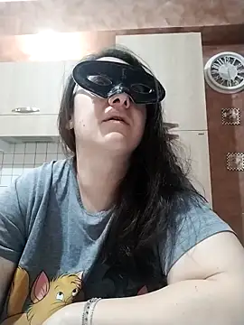 Snapshot of Dolcecurvy chatting on 10.22.25 Dolcecurvy online show from 10.22.25