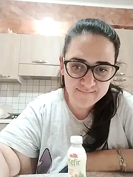 Snapshot of Dolcecurvy chatting on 10.29.25 Dolcecurvy online show from 10.29.25