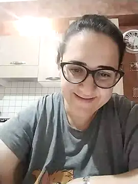 Snapshot of Dolcecurvy chatting on 11.01.25 Dolcecurvy online show from 11.01.25