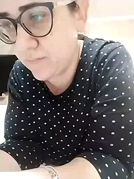 Snapshot of Dolcecurvy chatting on 11.14.25 Dolcecurvy online show from 11.14.25