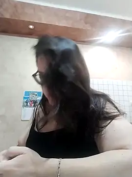 Snapshot of Dolcecurvy chatting on 11.18.25 Dolcecurvy online show from 11.18.25