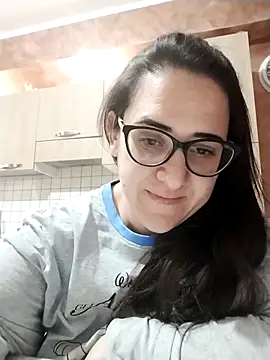 Snapshot of Dolcecurvy chatting on 11.22.25 Dolcecurvy online show from 11.22.25