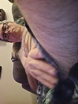 Snapshot of Smallone327 chatting on 12.21.25 Smallone327 online show from 12.21.25