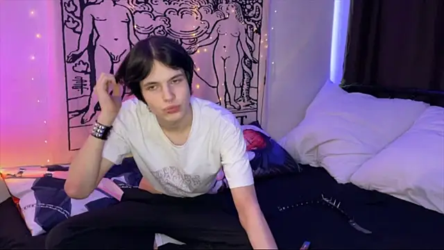 Snapshot of timi-moon chatting on 02.19.25 timi-moon online show from 02.19.25