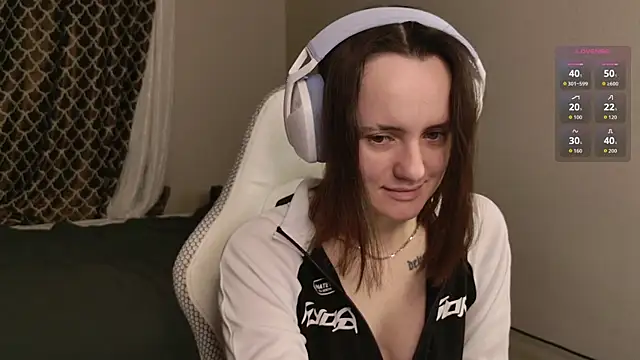 Luna Loveee online show from 11.27.25