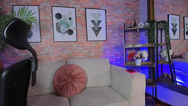 Lucia Brown  online show from 09.20.25