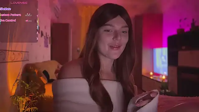 Snapshot of CherryRed_Girl chatting on 10.21.25 CherryRed Girl online show from 10.21.25