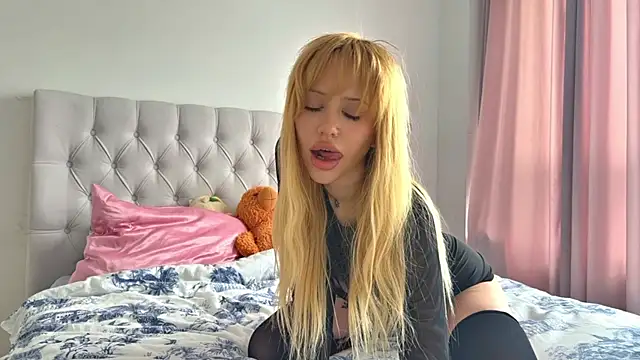 Snapshot of _BunnyDollStella_ chatting on 04.10.26 BunnyDollStella online show from 04.10.26