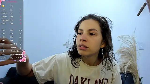 Snapshot of jessyegoldenn chatting on 05.13.26 jessyegoldenn online show from 05.13.26