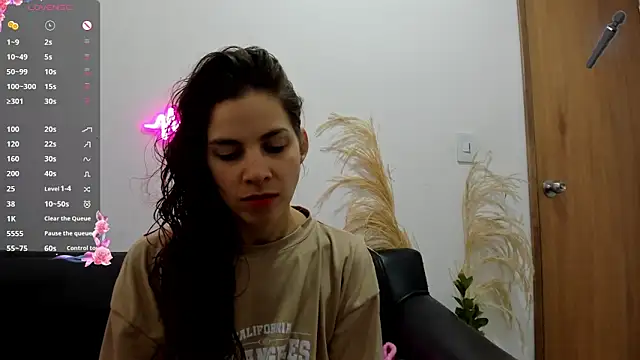 Snapshot of jessyegoldenn chatting on 06.11.26 jessyegoldenn online show from 06.11.26