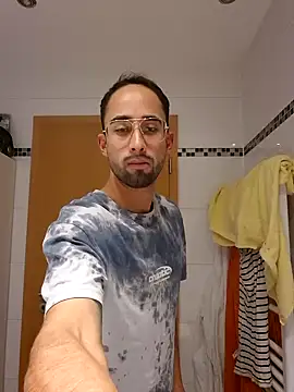 Snapshot of Fratello27 chatting on 02.21.25 Fratello27 online show from 02.21.25